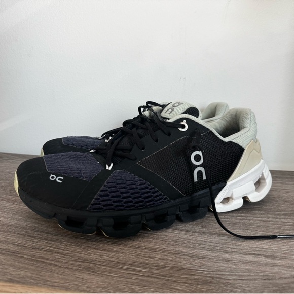 On Running Cloud Cloudflyer Black Mint Green Running Shoes Women's size 11 - Picture 1 of 7